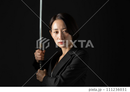ビジネス　女性　刀　刃物 111236031