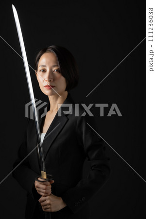 ビジネス　女性　刀　刃物 111236038