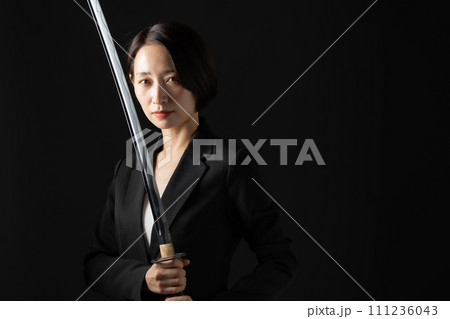 ビジネス 女性 刀 刃物 ビジネス 女性 刀 刃物 111236043
