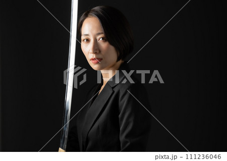 ビジネス　女性　刀　刃物 111236046