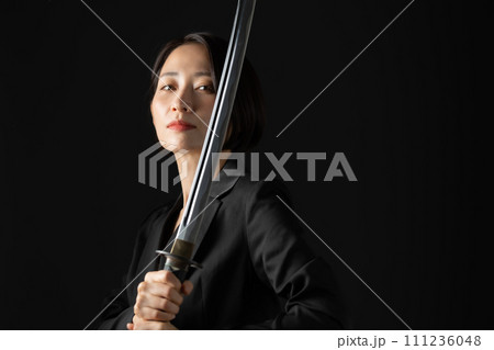 ビジネス　女性　刀　刃物 111236048