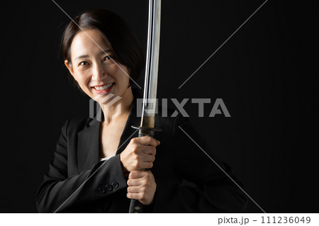ビジネス　女性　刀　刃物 111236049
