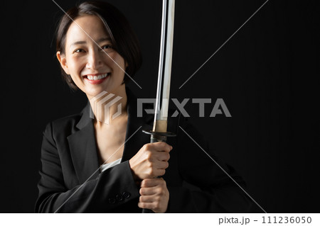 ビジネス　女性　刀　刃物 111236050