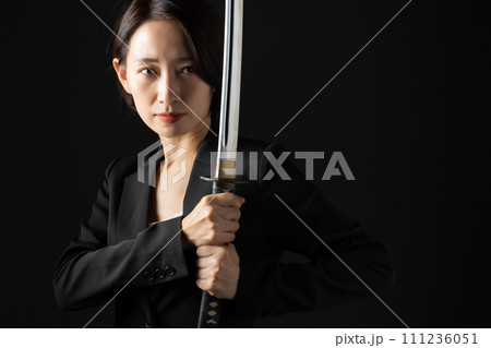 ビジネス 女性 刀 刃物 ビジネス 女性 刀 刃物 111236051
