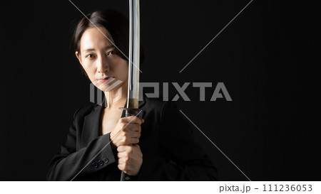 ビジネス　女性　刀　刃物 111236053