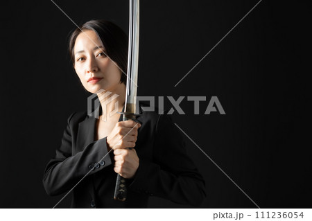 ビジネス　女性　刀　刃物 111236054