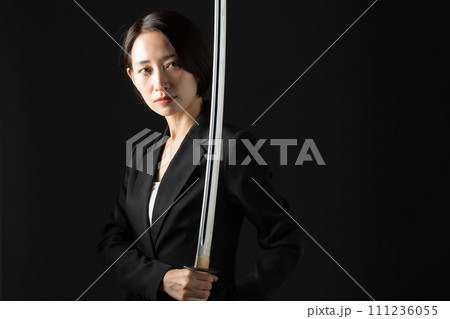 ビジネス 女性 刀 刃物 ビジネス 女性 刀 刃物 111236055
