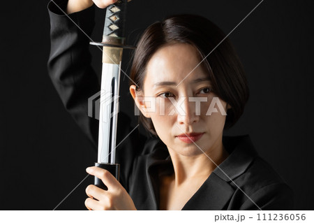 ビジネス 女性 刀 刃物 ビジネス 女性 刀 刃物 111236056