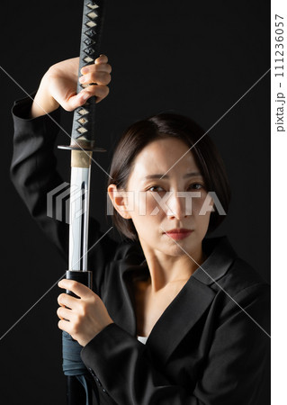 ビジネス 女性 刀 刃物 ビジネス 女性 刀 刃物 111236057