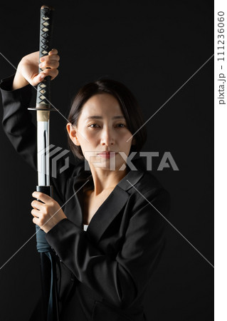 ビジネス 女性 刀 刃物 ビジネス 女性 刀 刃物 111236060