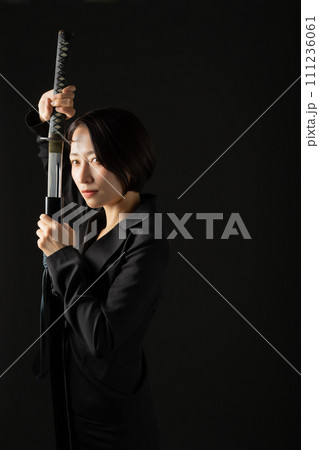 ビジネス 女性 刀 刃物 ビジネス 女性 刀 刃物 111236061