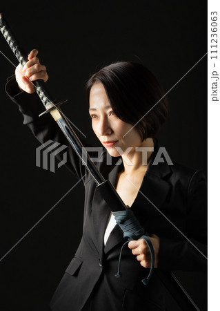 ビジネス 女性 刀 刃物 ビジネス 女性 刀 刃物 111236063