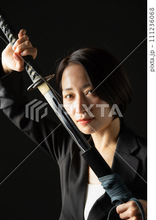 ビジネス　女性　刀　刃物 111236068