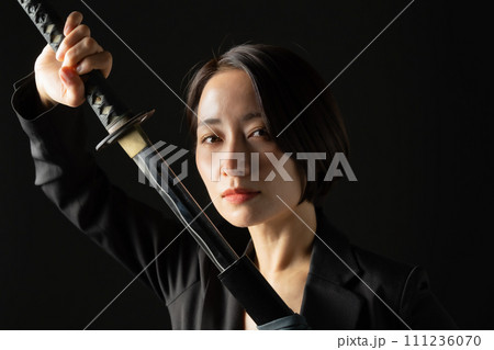 ビジネス 女性 刀 刃物 ビジネス 女性 刀 刃物 111236070