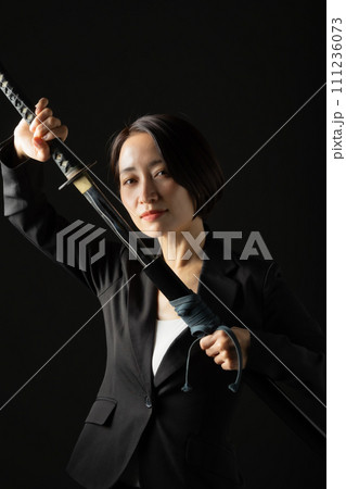 ビジネス 女性 刀 刃物 ビジネス 女性 刀 刃物 111236073