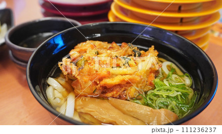 日本の回転寿司メニュー（かき揚げうどん） 111236237