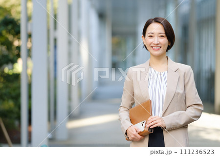 オフィスカジュアル　女性　ビジネス 111236523