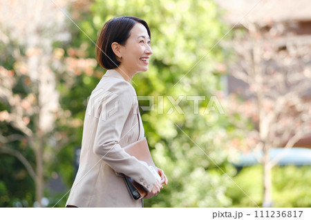 女性 ビジネス 屋外 女性 ビジネス 屋外 111236817