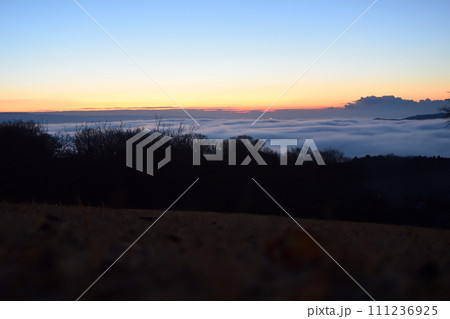 三王山自然公園の雲海、常陸大宮、茨城県 三王山自然公園の雲海、常陸大宮、茨城県 111236925