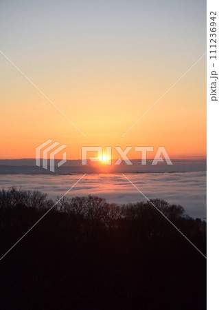 三王山自然公園の雲海、常陸大宮、茨城県 三王山自然公園の雲海、常陸大宮、茨城県 111236942