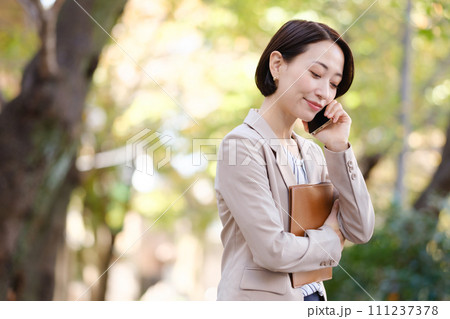 ビジネス 女性 スマートフォン ビジネス 女性 スマートフォン 111237378