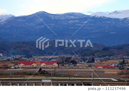 雪山を背景に新幹線、走る_後 111237496