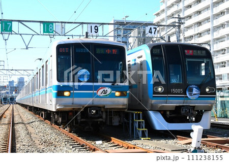 車両基地に停車する東京メトロ東西線の05系（通勤快速・中野）と15000系（快速・西船橋） 111238155