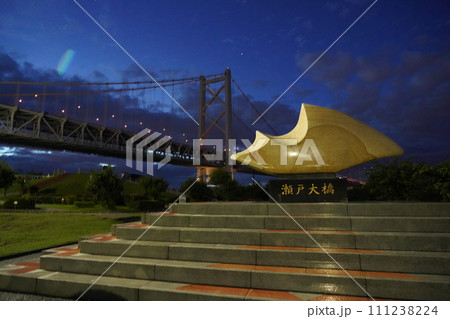 与島パーキングエリアから見上げる瀬戸大橋 111238224