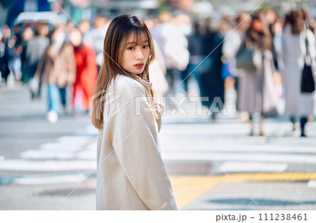 渋谷の雑踏で振り向くロングヘアーの女性 渋谷の雑踏で振り向くロングヘアーの女性 111238461