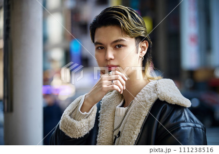考え込む革ジャンの若い男性 111238516
