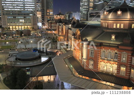 ライトアップされた東京駅 東京駅丸の内駅舎 東京の観光地 ライトアップされた東京駅 東京駅丸の内駅舎 東京の観光地 111238808