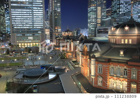 ライトアップされた東京駅　東京駅丸の内駅舎　東京の観光地 111238809