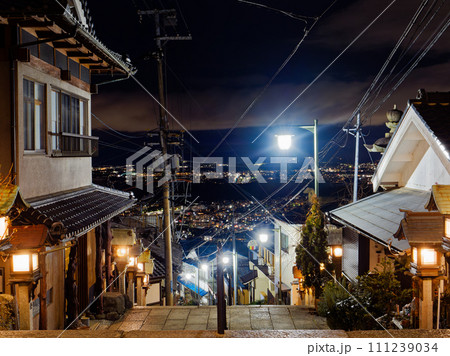 【奈良県生駒市/宝山寺参道】夜の参道から眺める生駒/奈良の夜景 【奈良県生駒市/宝山寺参道】夜の参道から眺める生駒/奈良の夜景 111239034