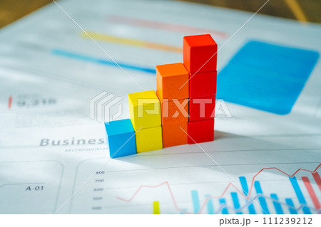 カラフルな積み木の棒グラフと資料 111239212