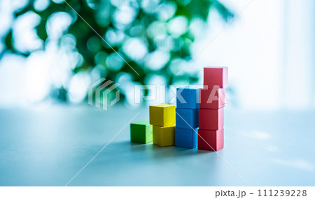 カラフルな積み木 111239228