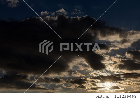 曇り空・夕焼け空・冬空 曇り空・夕焼け空・冬空 111239468