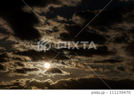 曇り空・夕焼け空・冬空 曇り空・夕焼け空・冬空 111239470
