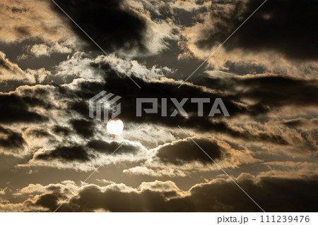 曇り空・夕焼け空・冬空 曇り空・夕焼け空・冬空 111239476