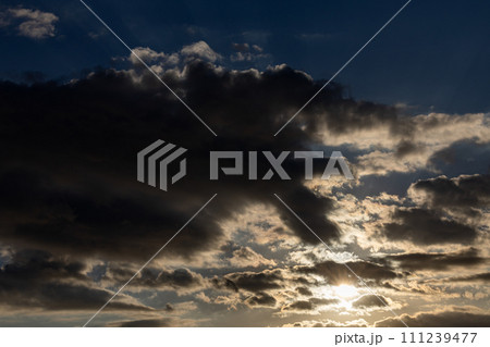 曇り空・夕焼け空・冬空 曇り空・夕焼け空・冬空 111239477