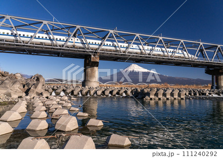《静岡県》富士山と新幹線・富士川橋梁 111240292