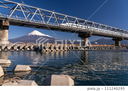 《静岡県》富士山と新幹線・富士川橋梁 111240295