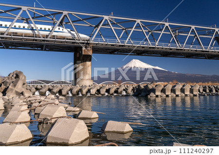 《静岡県》富士山と新幹線・富士川橋梁 111240297