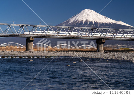 《静岡県》富士山と新幹線・富士川橋梁 111240302