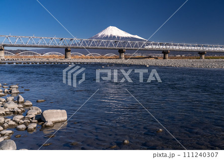 《静岡県》富士山と新幹線・富士川橋梁 111240307