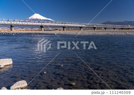 《静岡県》富士山と新幹線・富士川橋梁 111240309