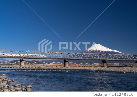 《静岡県》富士山と新幹線・富士川橋梁 111240316