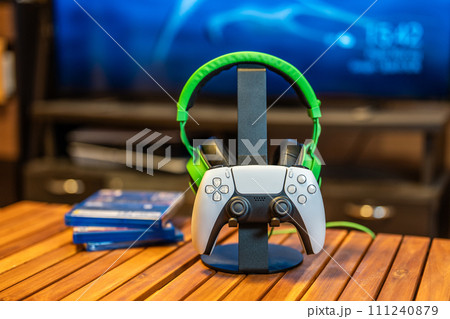 ゲームのコントローラーとヘッドセット ゲームのコントローラーとヘッドセット 111240879
