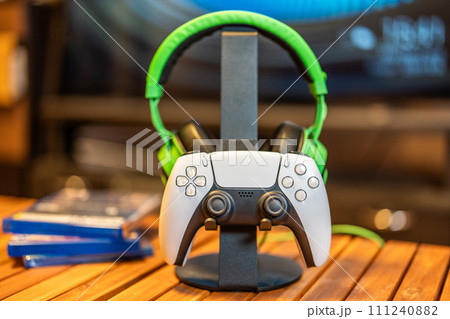 ゲームのコントローラーとヘッドセット 111240882