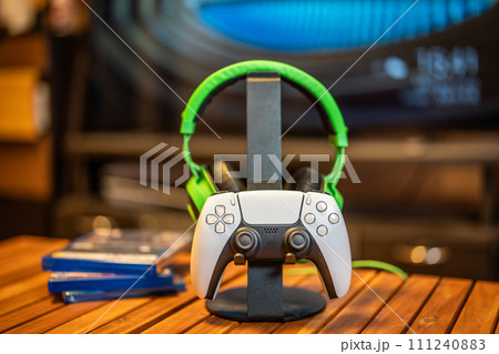 ゲームのコントローラーとヘッドセット 111240883