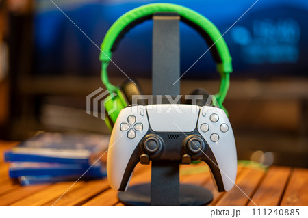 ゲームのコントローラーとヘッドセット ゲームのコントローラーとヘッドセット 111240885